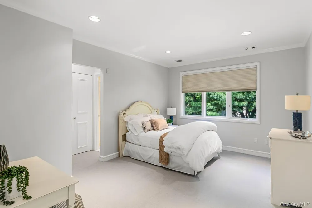 5 Coachmans Court Old Westbury, NY 11568