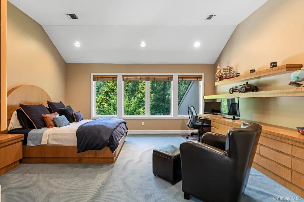 5 Coachmans Court Old Westbury, NY 11568