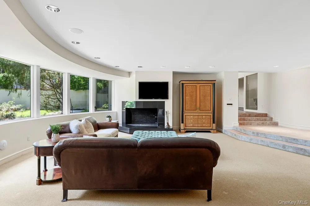 5 Coachmans Court Old Westbury, NY 11568