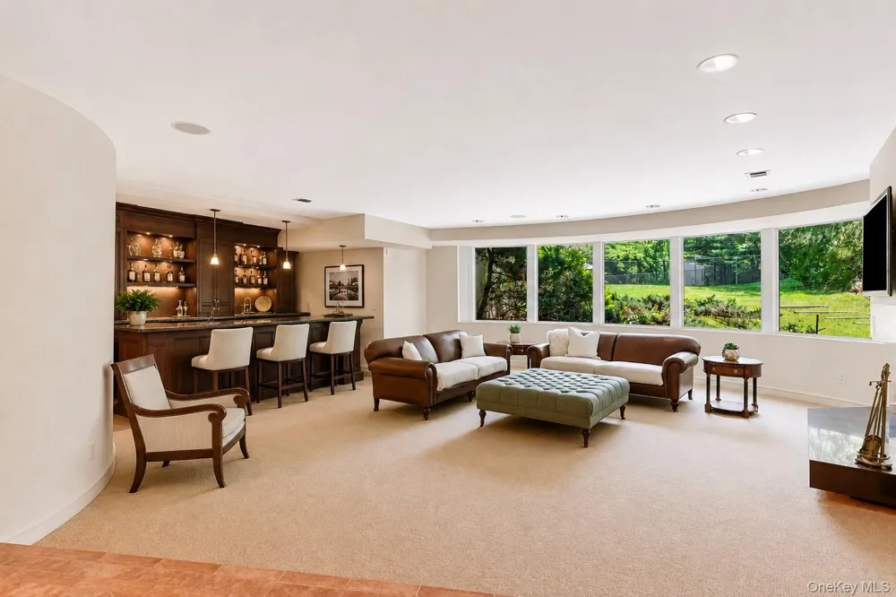 5 Coachmans Court Old Westbury, NY 11568