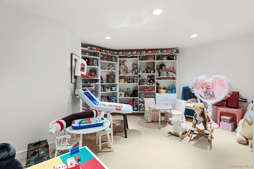 5 Coachmans Court Old Westbury, NY 11568