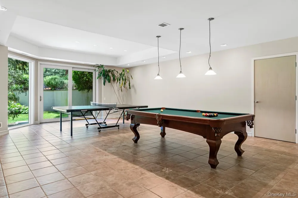 5 Coachmans Court Old Westbury, NY 11568