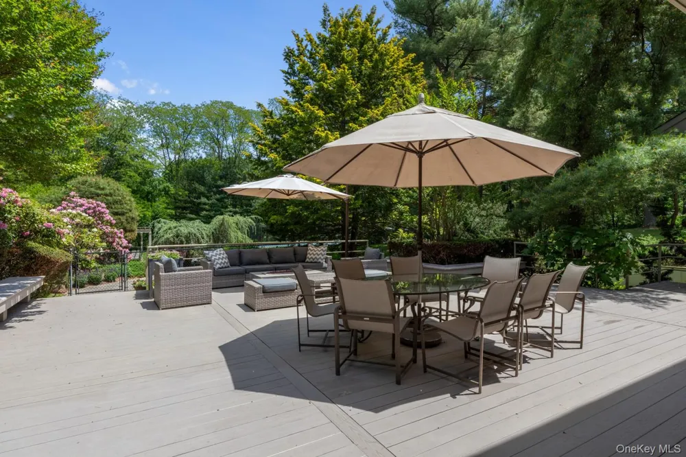 5 Coachmans Court Old Westbury, NY 11568
