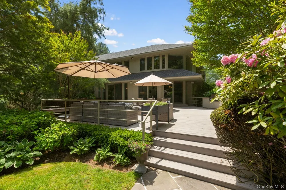 5 Coachmans Court Old Westbury, NY 11568