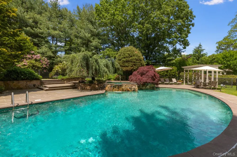 5 Coachmans Court Old Westbury, NY 11568