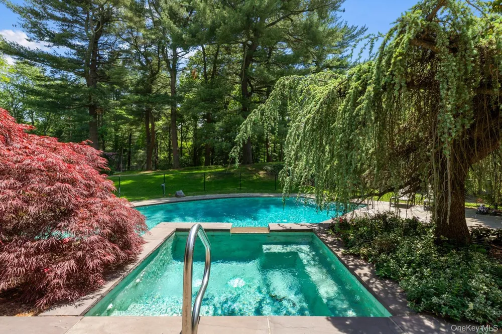 5 Coachmans Court Old Westbury, NY 11568