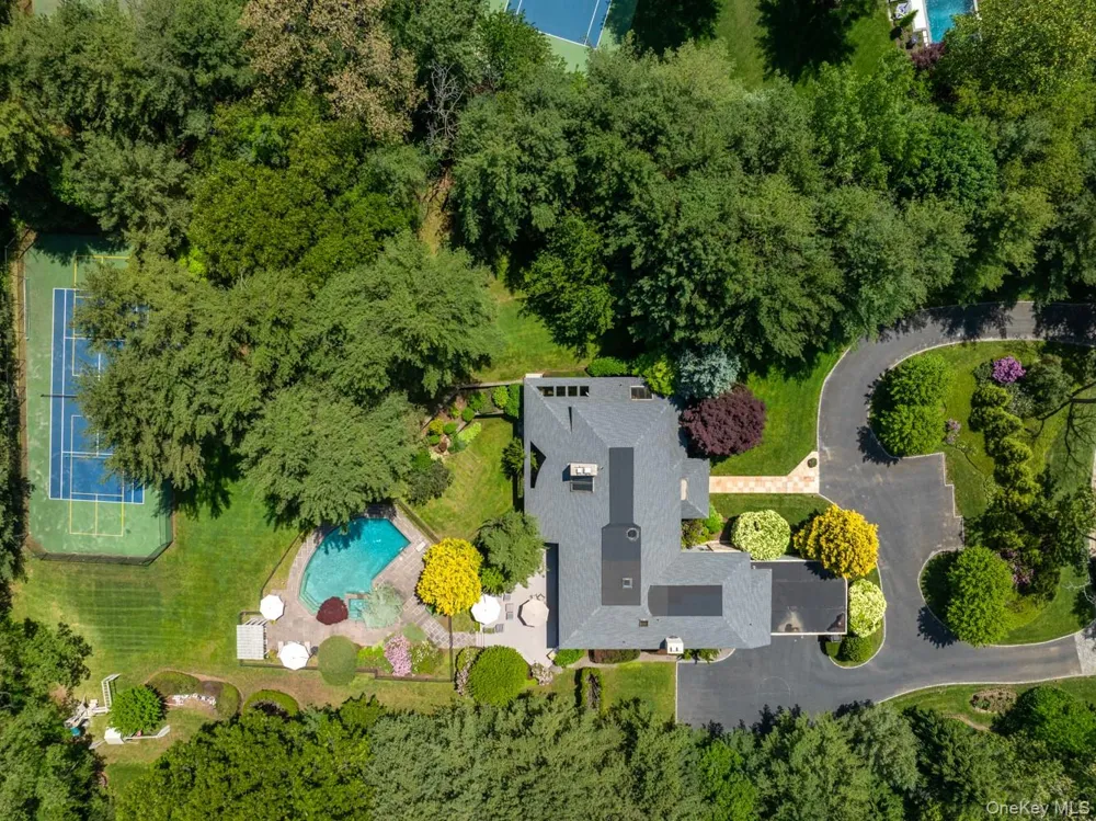 5 Coachmans Court Old Westbury, NY 11568