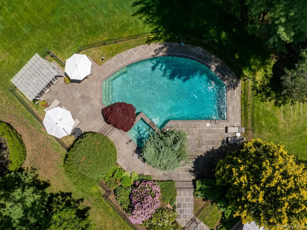 5 Coachmans Court Old Westbury, NY 11568