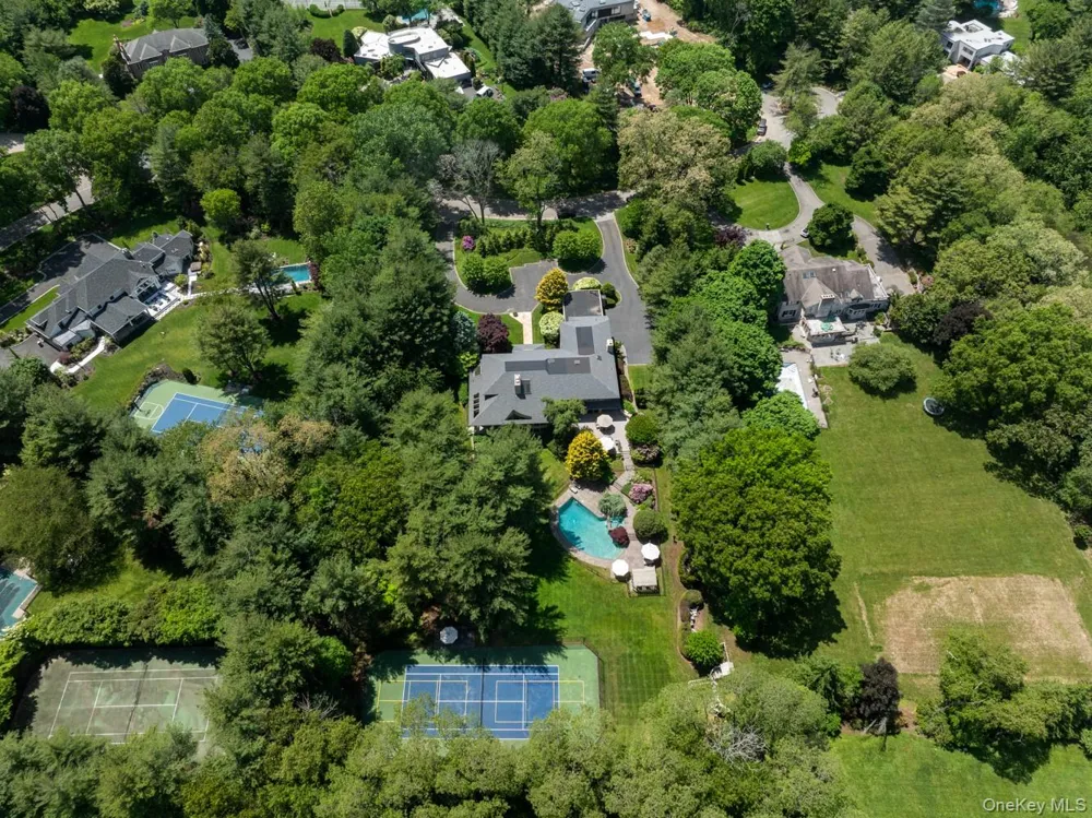 5 Coachmans Court Old Westbury, NY 11568