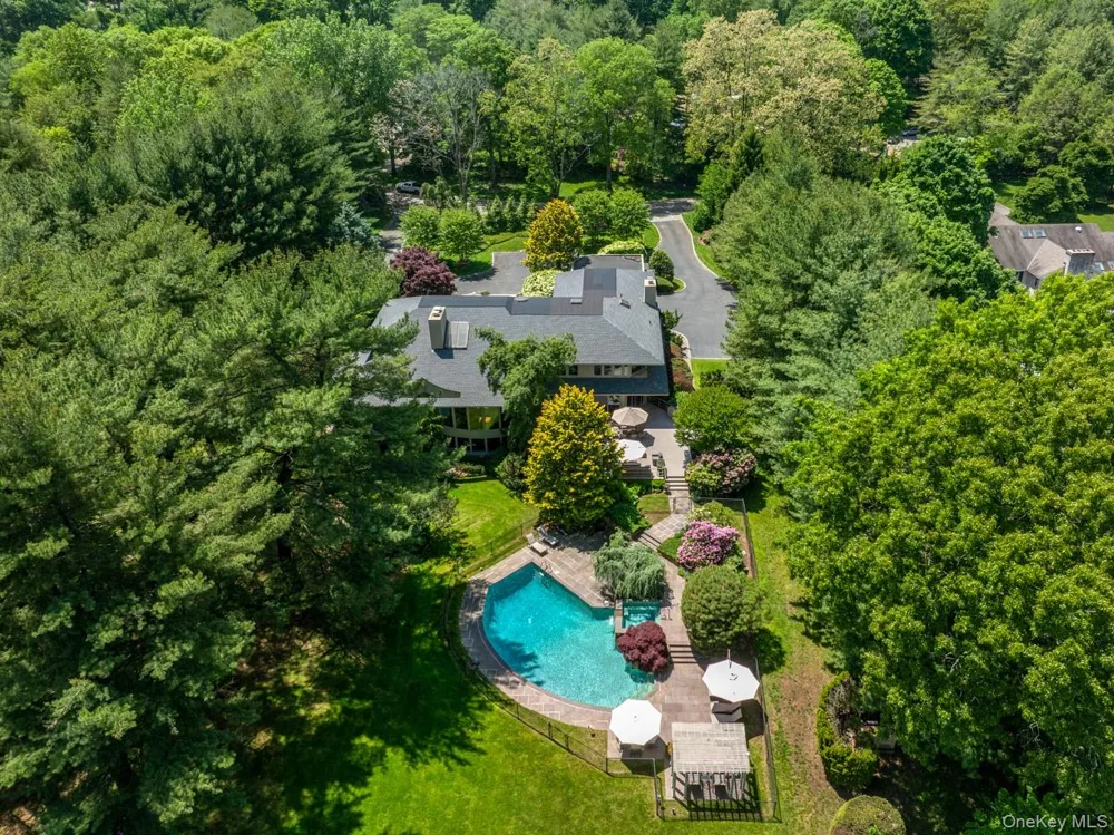 5 Coachmans Court Old Westbury, NY 11568