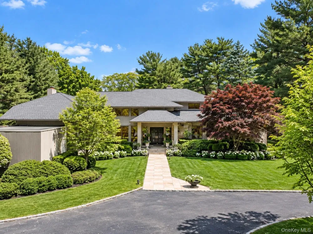 5 Coachmans Court Old Westbury, NY 11568