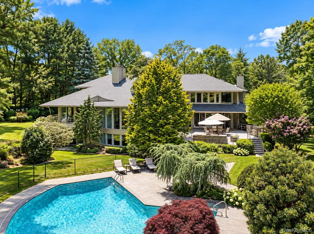 5 Coachmans Court Old Westbury, NY 11568