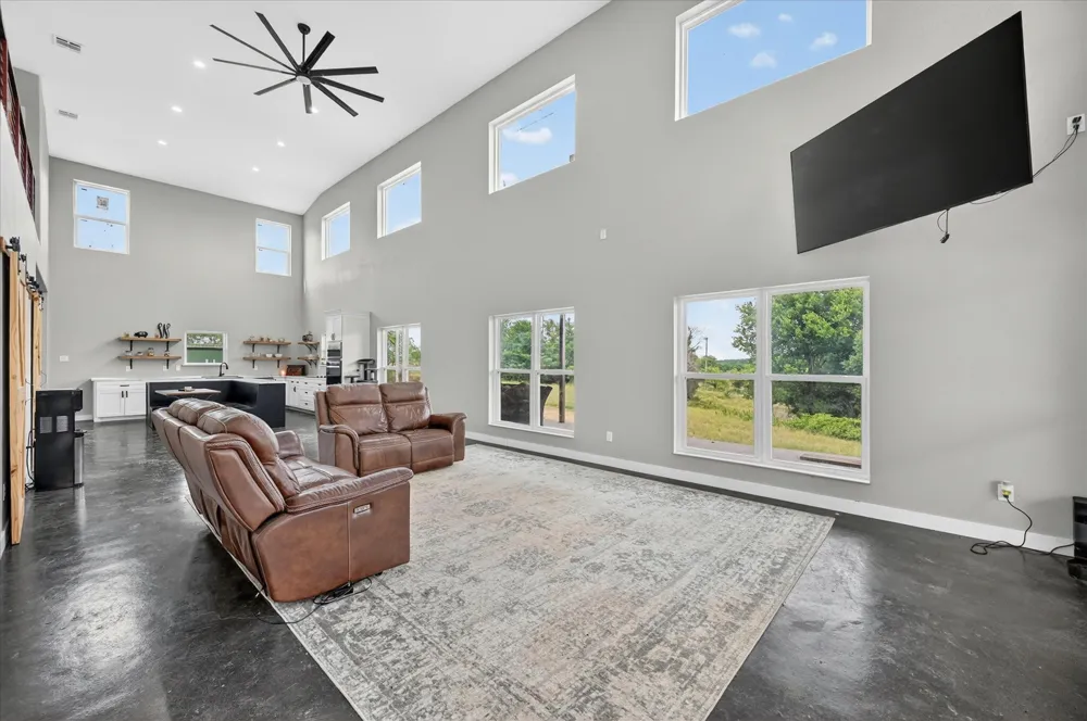 528 Hill County Road 4411 Grandview, TX 76050