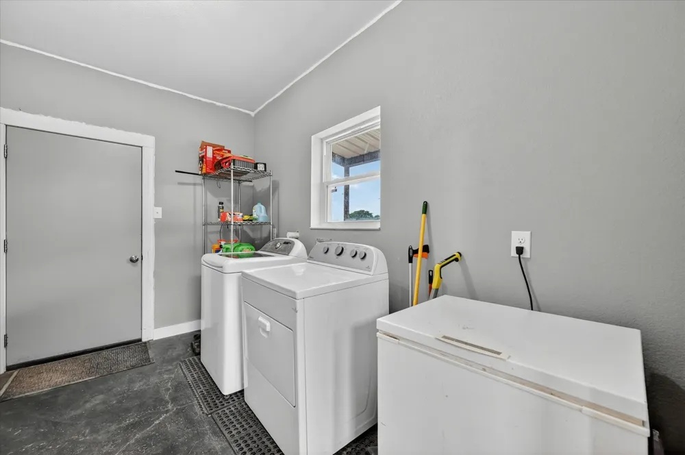 528 Hill County Road 4411 Grandview, TX 76050