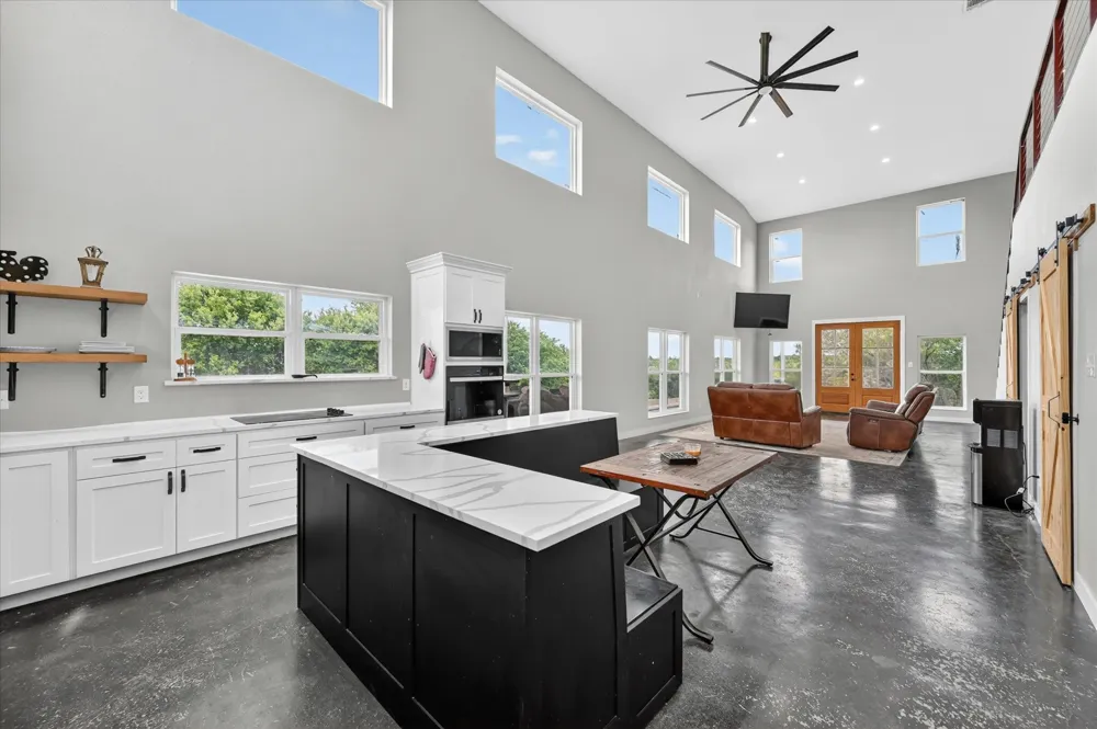 528 Hill County Road 4411 Grandview, TX 76050