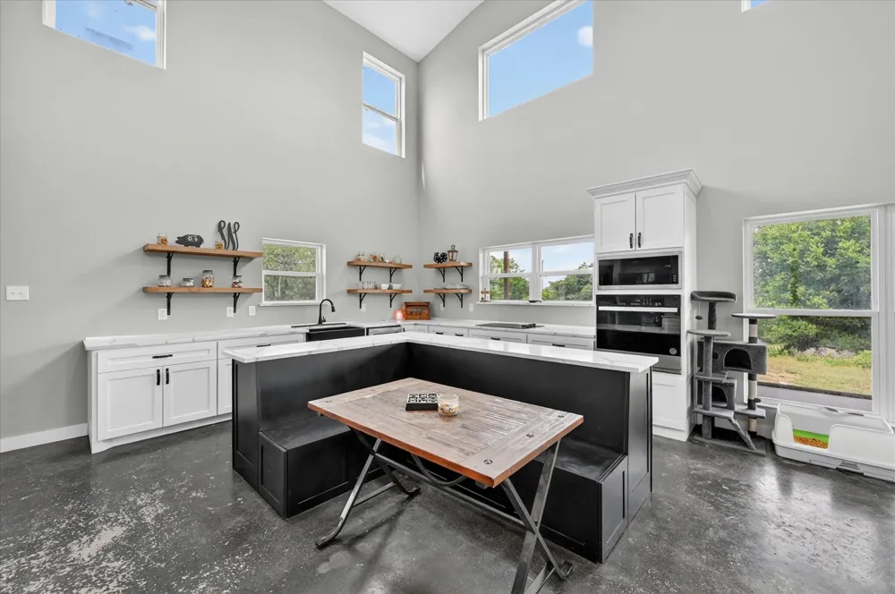 528 Hill County Road 4411 Grandview, TX 76050