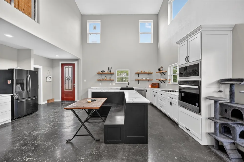 528 Hill County Road 4411 Grandview, TX 76050