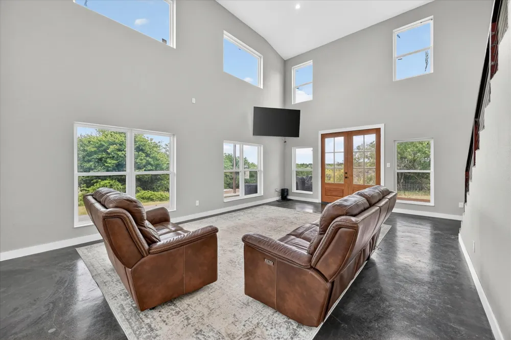 528 Hill County Road 4411 Grandview, TX 76050