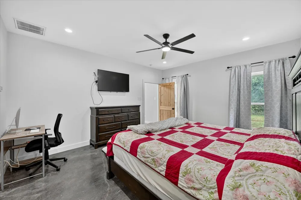 528 Hill County Road 4411 Grandview, TX 76050