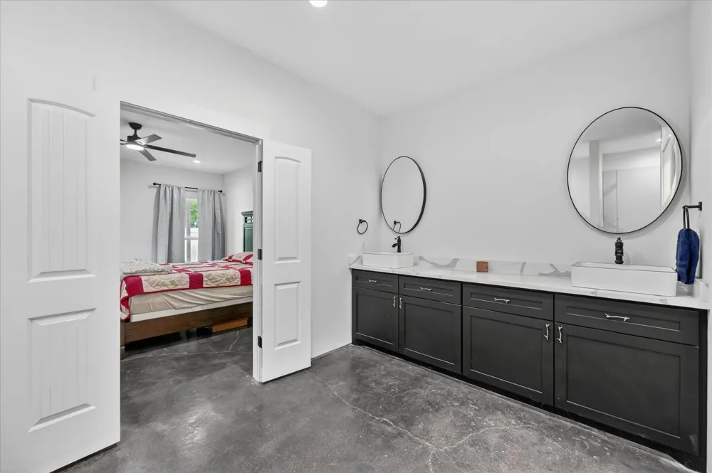 528 Hill County Road 4411 Grandview, TX 76050