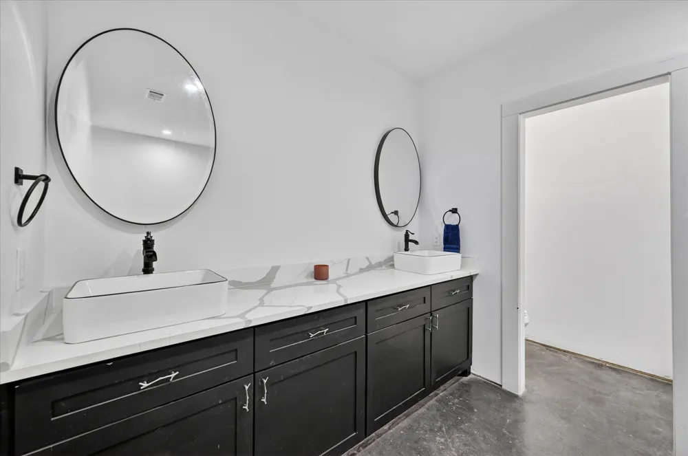 528 Hill County Road 4411 Grandview, TX 76050