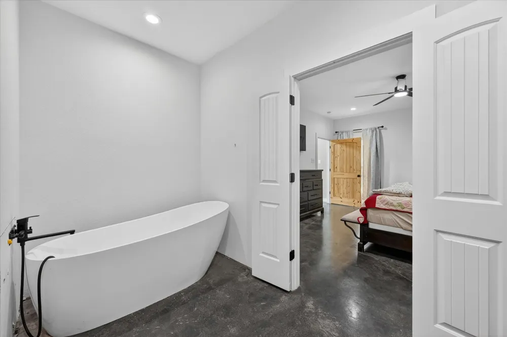 528 Hill County Road 4411 Grandview, TX 76050