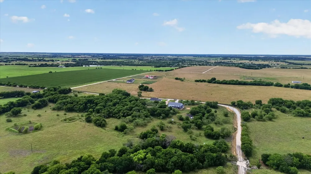 528 Hill County Road 4411 Grandview, TX 76050