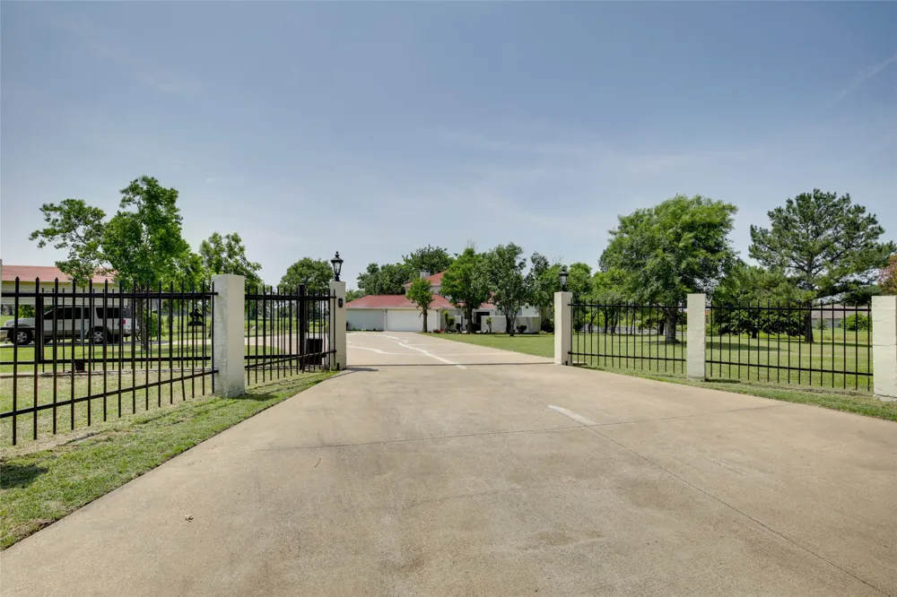 8862 County Road 4028 Kemp, TX 75143