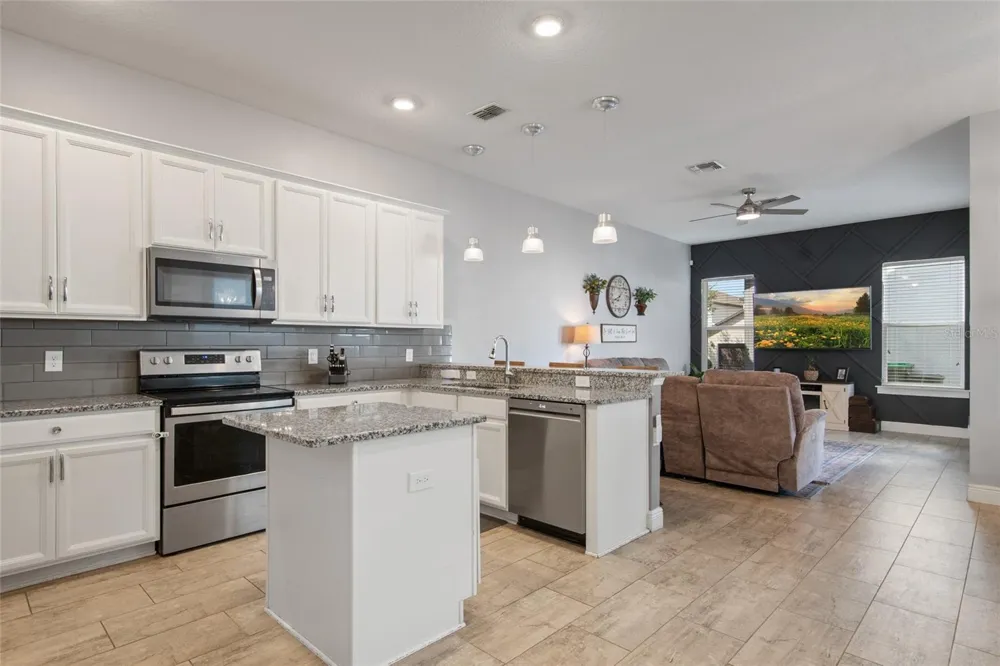 2241 WHITE FEATHER LOOP Oakland, FL 34787