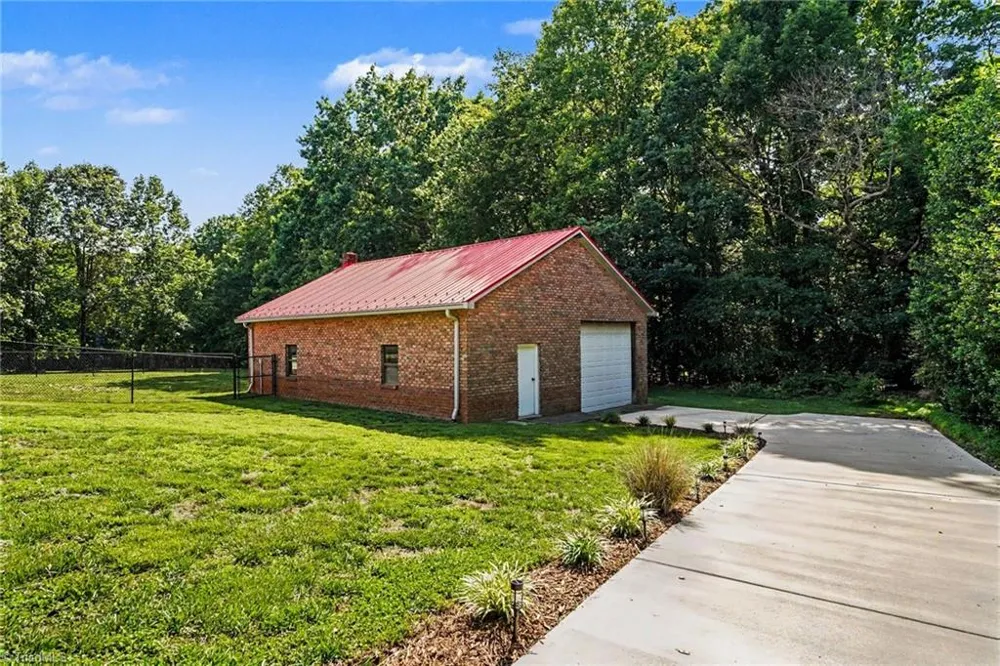3190 Macbrandon Lane Pfafftown, NC 27040