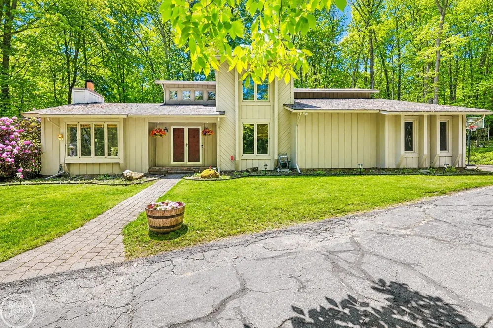 9065 Autumnglo Drive Clarkston City, MI 48348