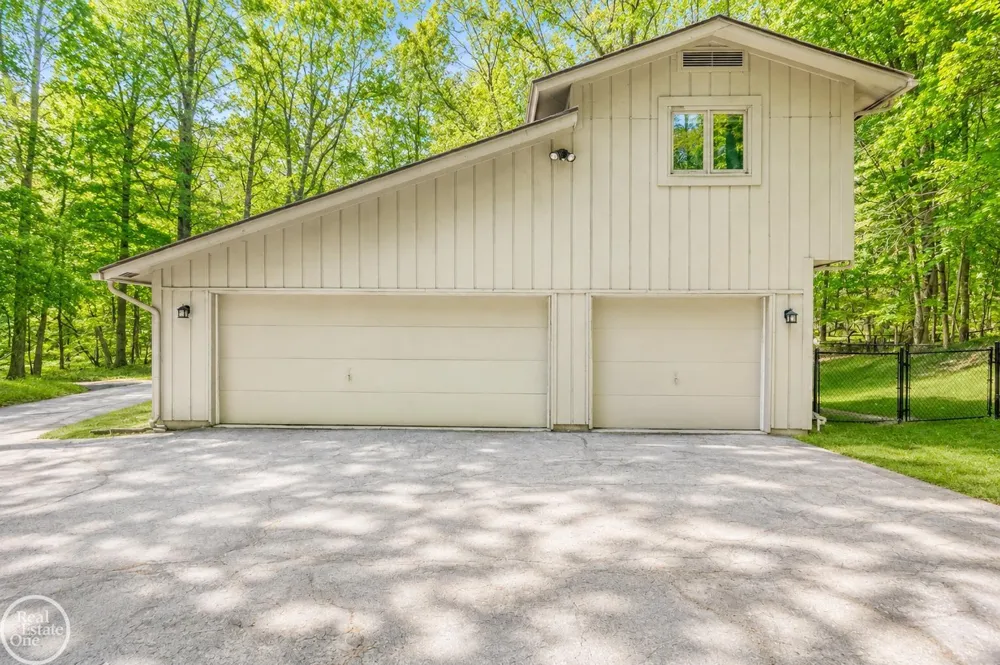 9065 Autumnglo Drive Clarkston City, MI 48348