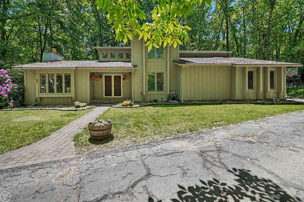 9065 Autumnglo Drive Clarkston City, MI 48348