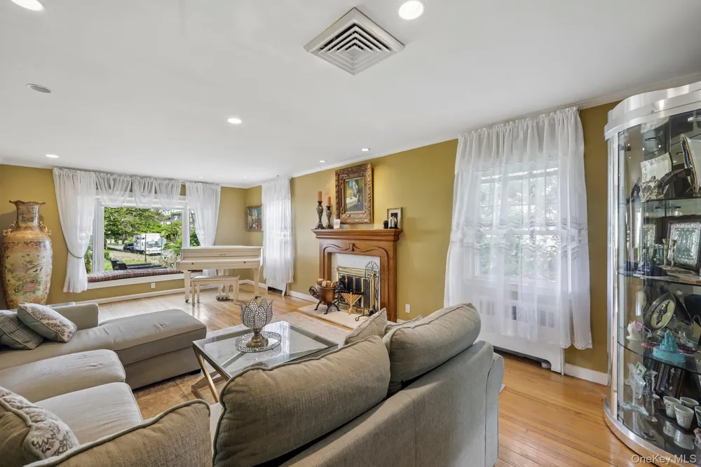 1304 Harbor Road Hewlett Harbor, NY 11557