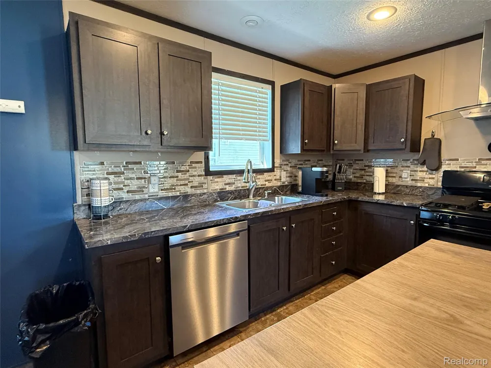 1101 Forest Lane Columbus Township, MI 48063