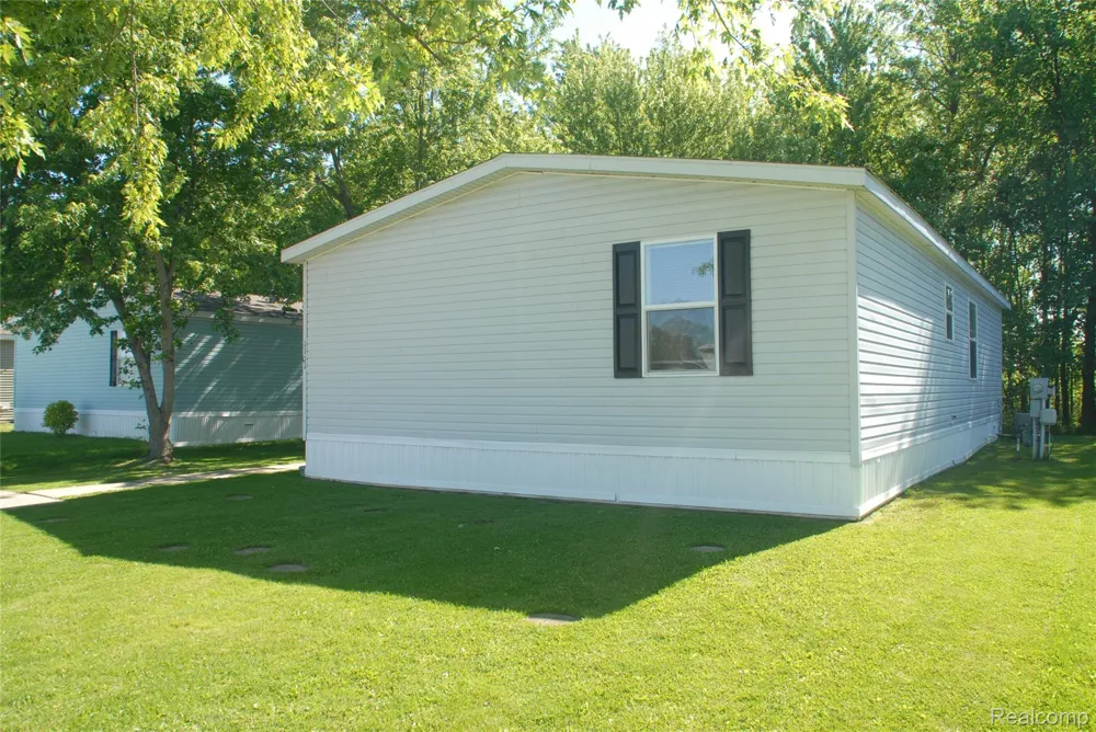 1101 Forest Lane Columbus Township, MI 48063