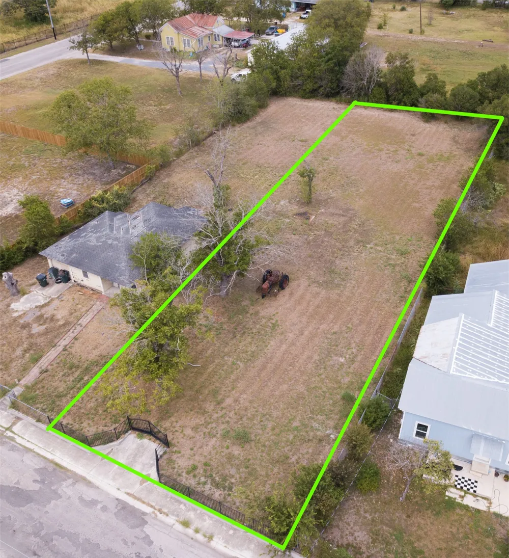7 W Seideman Street Seguin, TX 78155