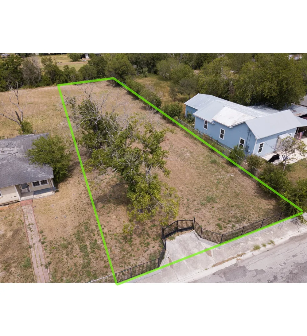 7 W Seideman Street Seguin, TX 78155