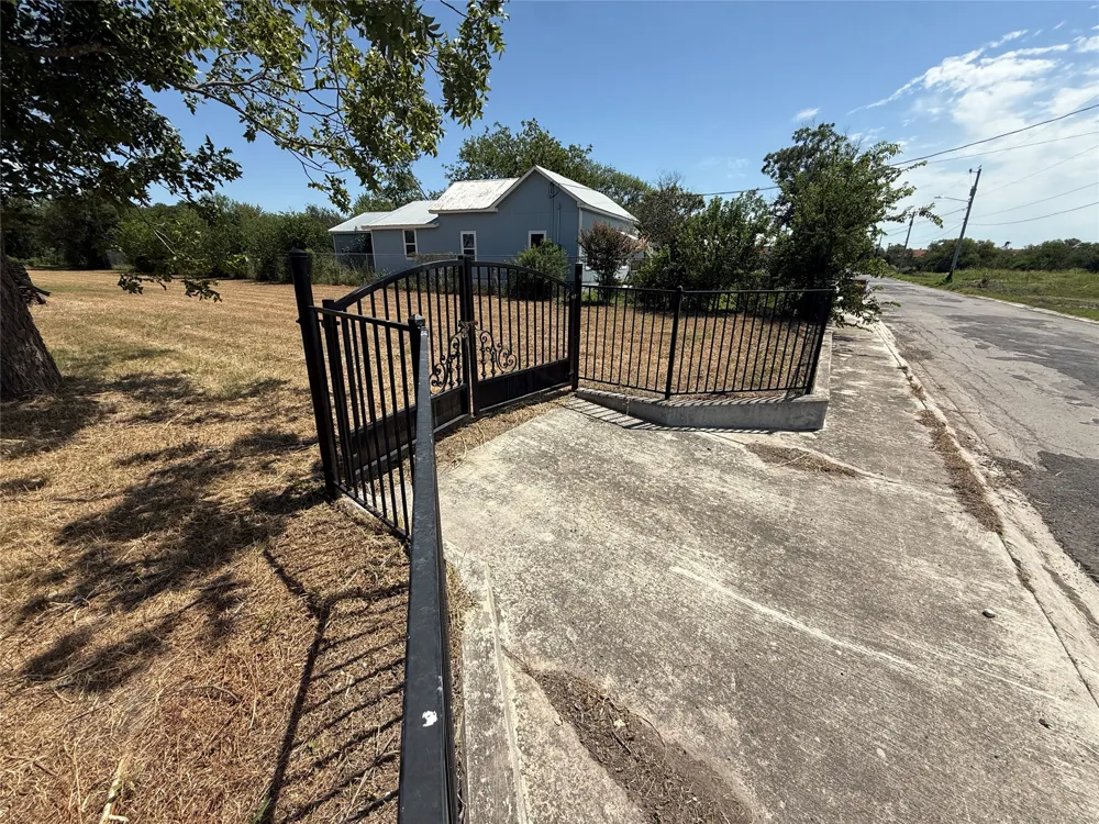 7 W Seideman Street Seguin, TX 78155