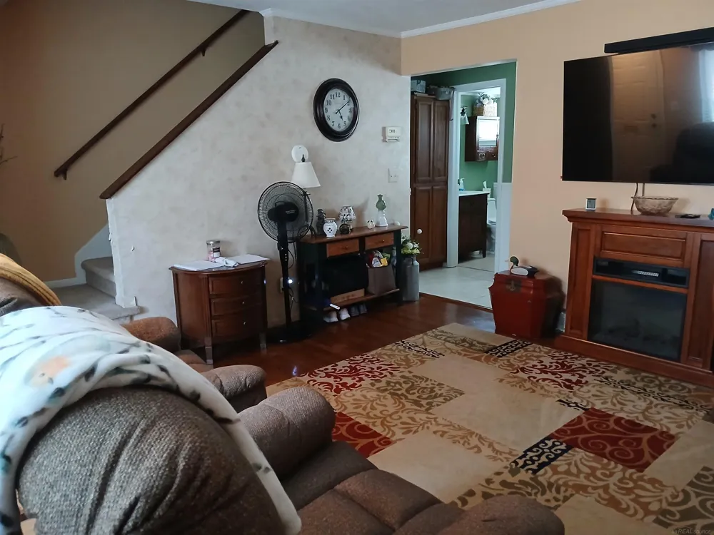 29130 Tessmer Court Madison Heights City, MI 48071