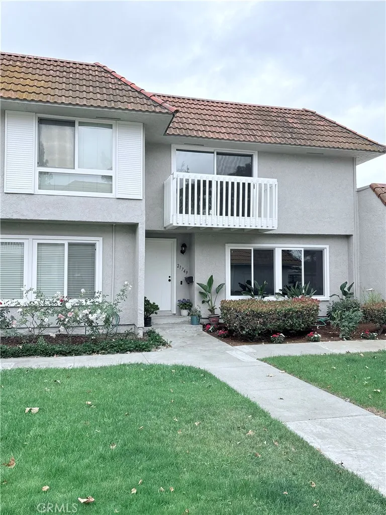 21749 Lake Vista