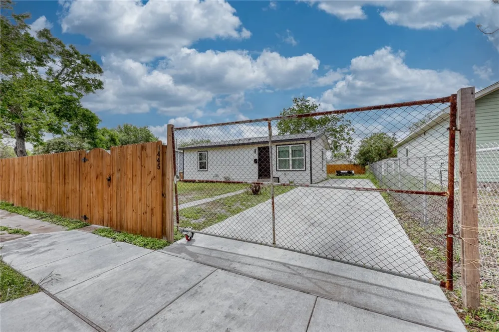 1445 Buenos Aires Street Corpus Christi, TX 78417