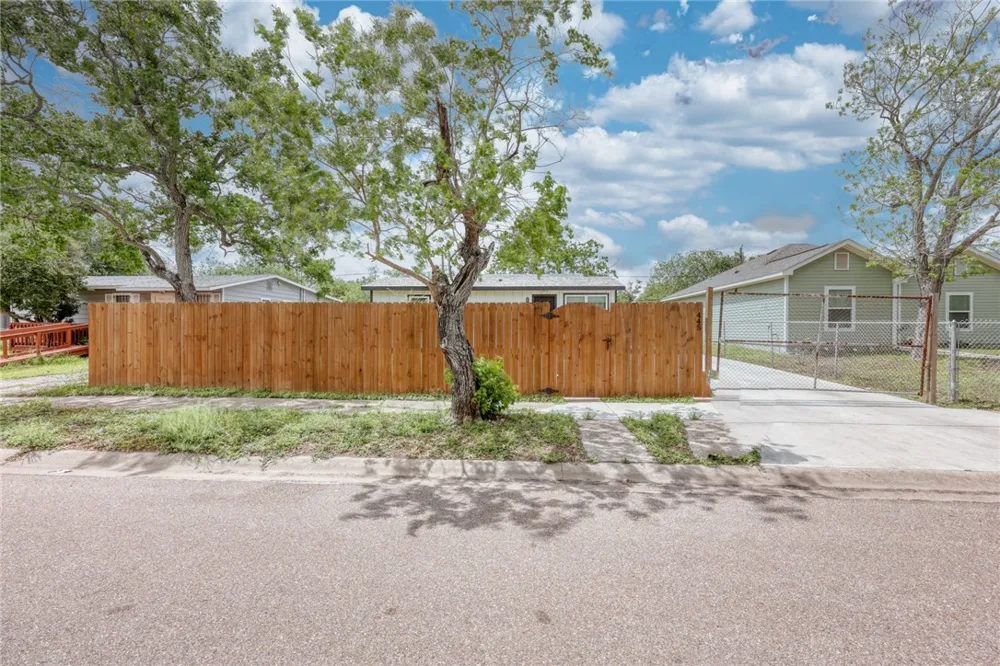 1445 Buenos Aires Street Corpus Christi, TX 78417