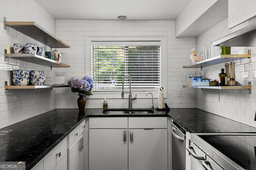 8 Northlake CIR Peachtree City, GA 30269