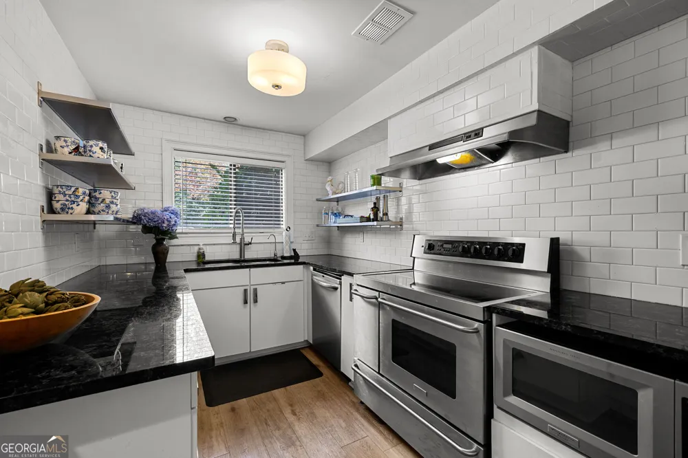 8 Northlake CIR Peachtree City, GA 30269