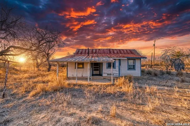 214 Cox Lane Carrizo Springs, TX 78834