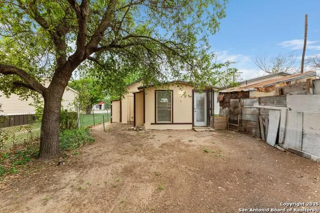 373 Avenue I Poteet, TX 78065