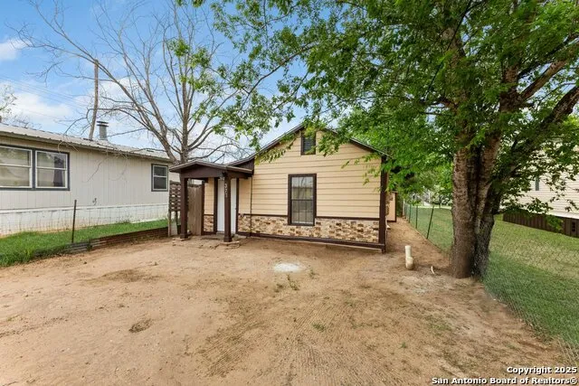 373 Avenue I Poteet, TX 78065