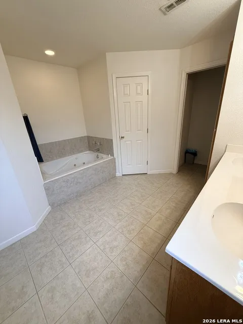 1520 LAKESIDE DR Lakehills, TX 78063
