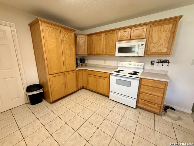 1520 LAKESIDE DR Lakehills, TX 78063